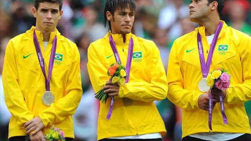 Huyền thoại Brazil kêu gọi Menezes nên từ chức